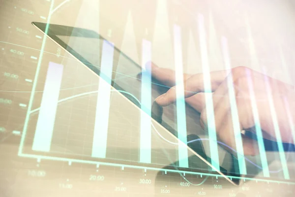 Multi exposición de las manos de los hombres sosteniendo y utilizando un teléfono digital y dibujo gráfico de divisas. Concepto de mercado financiero. —  Fotos de Stock