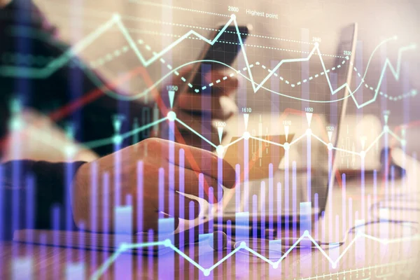 Dubbel exponering av män händer som håller och använder en telefon och finansiella diagram ritning. Analyskoncept. — Stockfoto