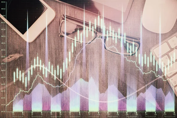 Forx grafik hologramının telefonlu masaüstü üzerinde çoklu pozlandırılması. Üst Manzara. Mobil ticaret platformu kavramı. — Stok fotoğraf