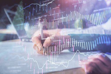 Ön x çizelgesinin arka plan notları alan insanların üzerini çizerken çift pozlama. Mali analiz kavramı