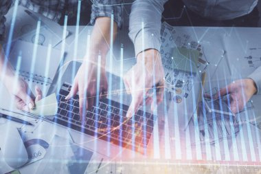 Kadın ve erkeğin birlikte çalışırken çifte pozlama ve hologram çizimi ön plana çıkarma. Finansal analiz konsepti. Bilgisayar arkaplanı. Üst Görünüm.