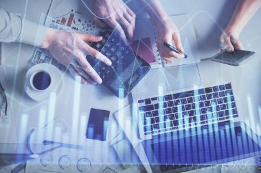 Birlikte çalışan kadın ve erkeğin çifte pozu ve finansal grafik hologramı çizimi. Pazar analizi konsepti. Bilgisayar arkaplanı. Üst Görünüm.