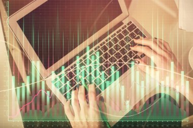 Bilgisayar ve ön x çizim hologramı üzerinde çalışan kadın elleri çift pozlama. Üst Manzara. Mali analiz kavramı.