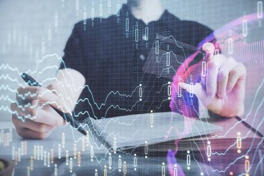 Ellerinde kredi kartı ve forex çizimi olan bir adamın çift pozu. İnternet E-ticaret kavramında hisse senedi ve dijital fintech.