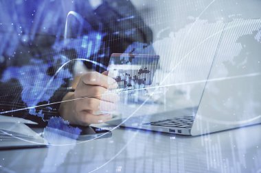 İnternetten alışveriş yapan kadının elinde kredi kartı ve mali grafik çizimi var. Borsa E-ticaret kavramı.