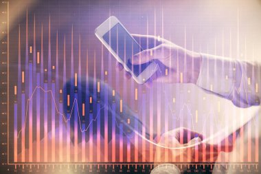 Erkeklerin el ele tutuşup dijital bir cihaz ve ön grafik çizimi kullanırken çift pozlama. Finansal piyasa kavramı.