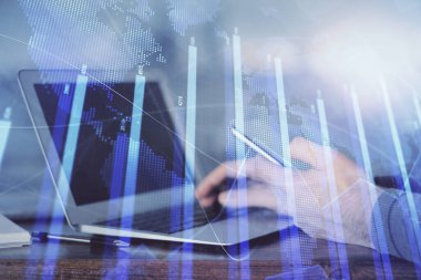 Erkeklerin el ele tutuşup dijital bir cihaz ve ön grafik çizimi kullanırken çift pozlama. Finansal piyasa kavramı.