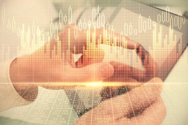 Bir adamın el ele tutuşup, telefon ve finansal çizim kullanırken birden fazla pozlama. Pazar analizi kavramı.