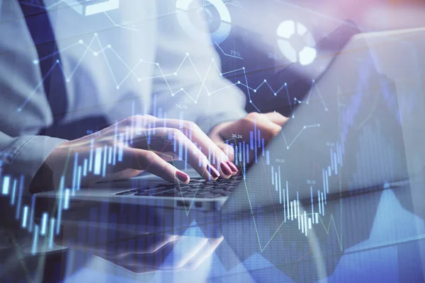 Dupla exposição de mãos de empresária digitando no computador e gráfico gráfico financeiro desenho holograma. Conceito de análise do mercado bolsista. — Fotografia de Stock