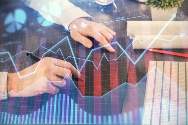 Bir adamın elini tutarken ve bir telefon ve finansal grafik çizimi kullanırken çift pozlama. Analiz kavramı.