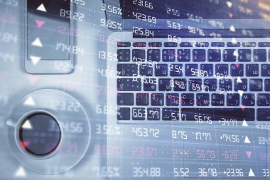 Borsa tablosu ve masa arkasındaki en iyi görüntü bilgisayarı. Çoklu maruz kalma. Mali analiz kavramı.