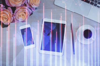 Forx grafik hologramının telefonlu hali. Üst Manzara. Mobil ticaret platformu kavramı.