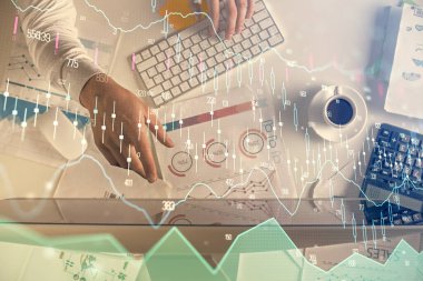 Erkeklerin ellerinin bilgisayar klavyesini ve forx grafik hologramını yazarken çoklu pozlama. Üst Manzara. Finans piyasası kavramı.