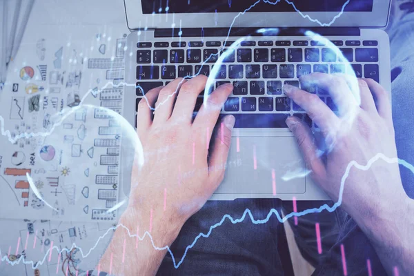 Dupla expozíció a férfiak kezét gépelés át laptop billentyűzet és forex chart hologram rajz. Első látásra. A pénzügyi piacok fogalma. — Stock Fotó