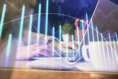 Bilgisayarda ve ön x grafik hologram çiziminde kadın eli yazarken çift pozlama. Borsa yatırım kavramı.