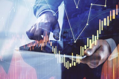 Erkeklerin el ele tutuşup dijital bir cihaz ve ön grafik çizimi kullanırken çift pozlama. Finansal piyasa kavramı.