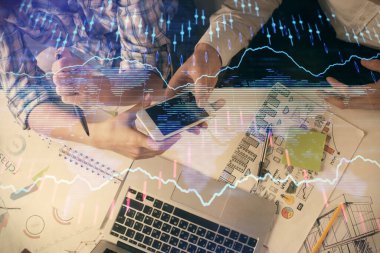 Önx grafik çizimine çifte maruz kalma ve kadın ve erkeğin birlikte çalışarak mobil bir cihaz kullanması. Ticaret konsepti.