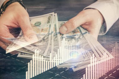 Finansal grafiğe çoklu pozlama hologram, Amerikan dolarları ve insan eli. Analiz kavramı.