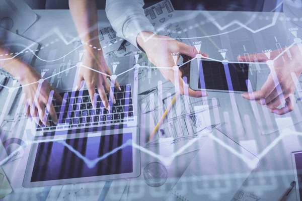 Multi blootstelling van man en vrouw werken samen en forex grafiek hologram tekening. Financieel analyse concept. Computerachtergrond. Bovenaanzicht. — Stockfoto