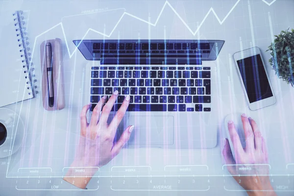 コンピュータと外国為替チャートのホログラム図面で働く女性の手の二重露出。トップビュー。金融分析の考え方. — ストック写真