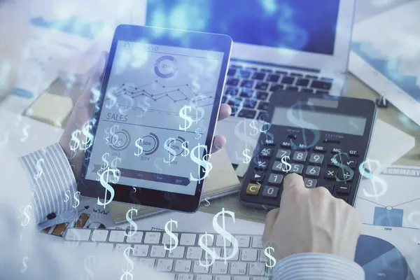 Doppelbelichtung von Menschenhänden, die ein digitales Gerät und eine Forex-Graphenzeichnung halten und verwenden. Finanzmarktkonzept. — Stockfoto