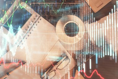 Finansal grafik hologramına telefonla çifte maruz kalma. Üst Manzara. Mobil ticaret platformu kavramı.