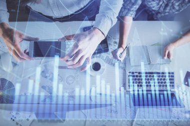 Birlikte çalışan kadın ve erkeğin çifte pozu ve finansal grafik hologramı çizimi. Pazar analizi konsepti. Bilgisayar arkaplanı. Üst Görünüm.