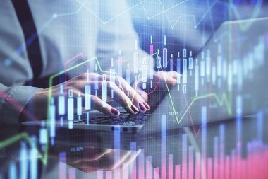 İşkadını ellerinin bilgisayar ve finansal grafik hologramı çizimlerinde çifte pozlama. Borsa analizi kavramı.