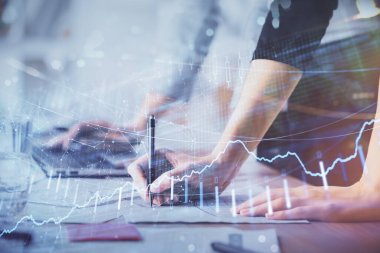 Bilgisayarda ve finansal grafik hologramında yazı yazan kadın ellerine çok maruz kalmış. Borsa analizi kavramı.