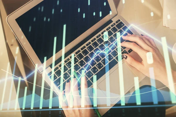 Dubbel exponering av kvinnliga händer som arbetar på dator och forex diagram hologram ritning. Ovanifrån. Begreppet finansiell analys. — Stockfoto