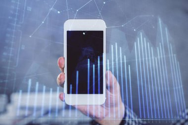 Erkeklerin el ele tutuşup dijital bir cihaz ve ön grafik çizimi kullanırken çift pozlama. Finansal piyasa kavramı.