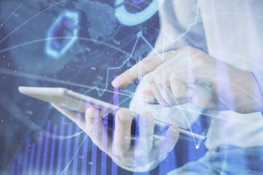 Erkeklerin el ele tutuşup dijital bir cihaz ve ön grafik çizimi kullanırken çift pozlama. Finansal piyasa kavramı.