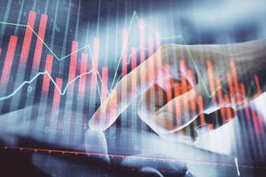 Erkeklerin el ele tutuşup dijital telefon ve forx grafik çizimleri kullanırken birden fazla pozlama. Finansal piyasa kavramı.