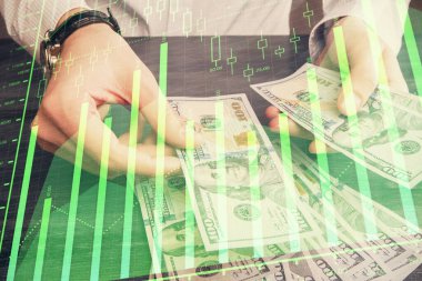 Finansal grafiğe çoklu pozlama hologram, Amerikan dolarları ve insan eli. Analiz kavramı.