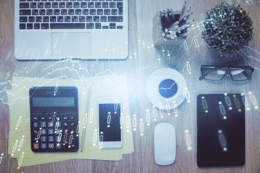 Masaüstünde telefonlu ön x grafik hologramına çift pozlama. Üst Manzara. Mobil ticaret platformu kavramı.