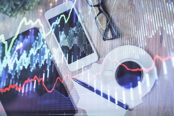 Doble exposición del holograma gráfico de divisas sobre el escritorio con el teléfono. Vista superior. Concepto de plataforma de comercio móvil. —  Fotos de Stock