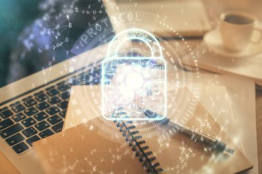 Masa arkasında kahve ve eşyalar olan iki kat kilit ve masaüstü görüntüsü. Menkul kıymetleştirme kavramı.