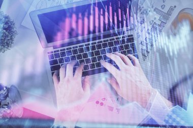Dizüstü bilgisayar klavyesini ve ön x çizim hologramını yazarken çift pozlama. Üst Manzara. Finans piyasası kavramı.