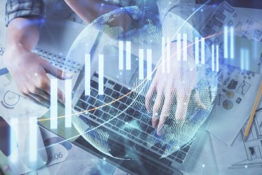 Kadın ve erkeğin birlikte çalışırken çifte pozlama ve hologram çizimi ön plana çıkarma. Finansal analiz konsepti. Bilgisayar arkaplanı. Üst Görünüm.