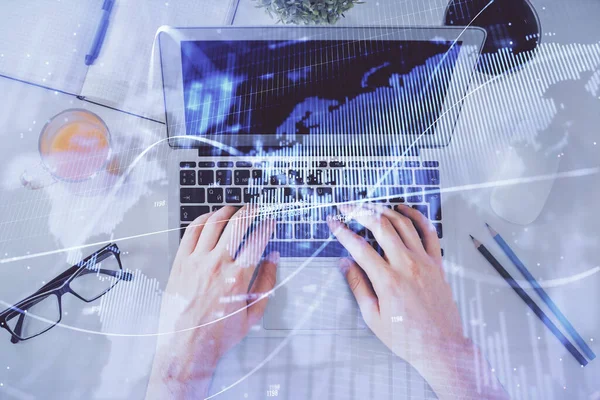 Doble exposición de las manos del hombre escribiendo sobre el teclado portátil y el dibujo del holograma gráfico de divisas. Vista superior. Concepto de mercados financieros. — Foto de Stock