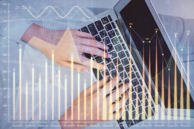 Bilgisayar ve ön x çizim hologramı üzerinde çalışan kadın elleri çift pozlama. Üst Manzara. Mali analiz kavramı.