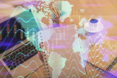 İş kadını ellerinin bilgisayar ve ön x çizelge hologramı çizimlerinde çifte pozlama. Mali analiz kavramı.