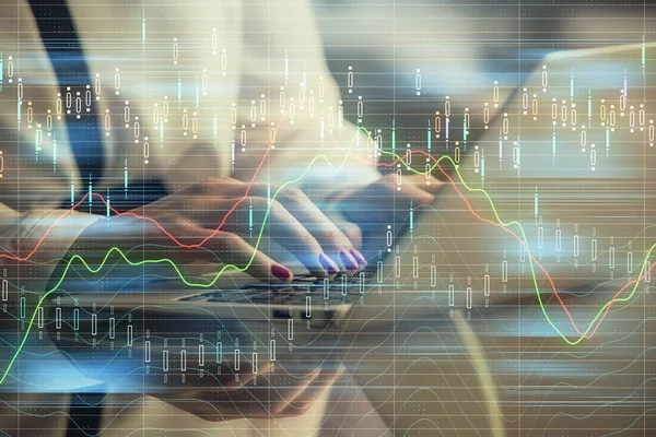 Подвійна експозиція друку рук бізнес-леді на комп'ютері та голограмі фінансового графу. Концепція аналізу фондового ринку . — стокове фото