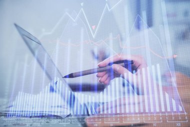 Bilgisayarda ve finansal grafik hologramında yazı yazan kadın ellerine çoklu maruz kalma. Borsa analizi kavramı.