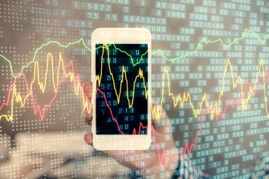 Erkeklerin el ele tutuşup dijital bir cihaz ve ön grafik çizimi kullanırken çift pozlama. Finansal piyasa kavramı.