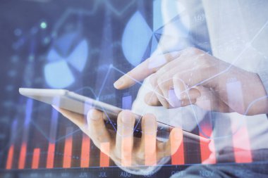 Erkeklerin el ele tutuşup dijital bir cihaz ve ön grafik çizimi kullanırken çift pozlama. Finansal piyasa kavramı.