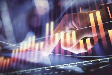 Bir adamın el ele tutuşup, telefon ve finansal çizim kullanırken birden fazla pozlama. Pazar analizi kavramı.