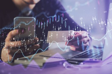 Bir adamın elini tutarken ve bir telefon ve finansal grafik çizimi kullanırken çift pozlama. Analiz kavramı.