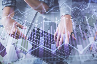 Kadın ve erkeğin birlikte çalışırken çifte pozlama ve hologram çizimi ön plana çıkarma. Finansal analiz konsepti. Bilgisayar arkaplanı. Üst Görünüm.