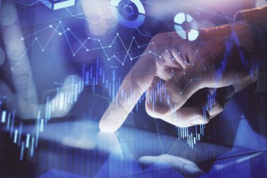 Bir adamın el ele tutuşup, telefon ve finansal çizim kullanırken birden fazla pozlama. Pazar analizi kavramı.